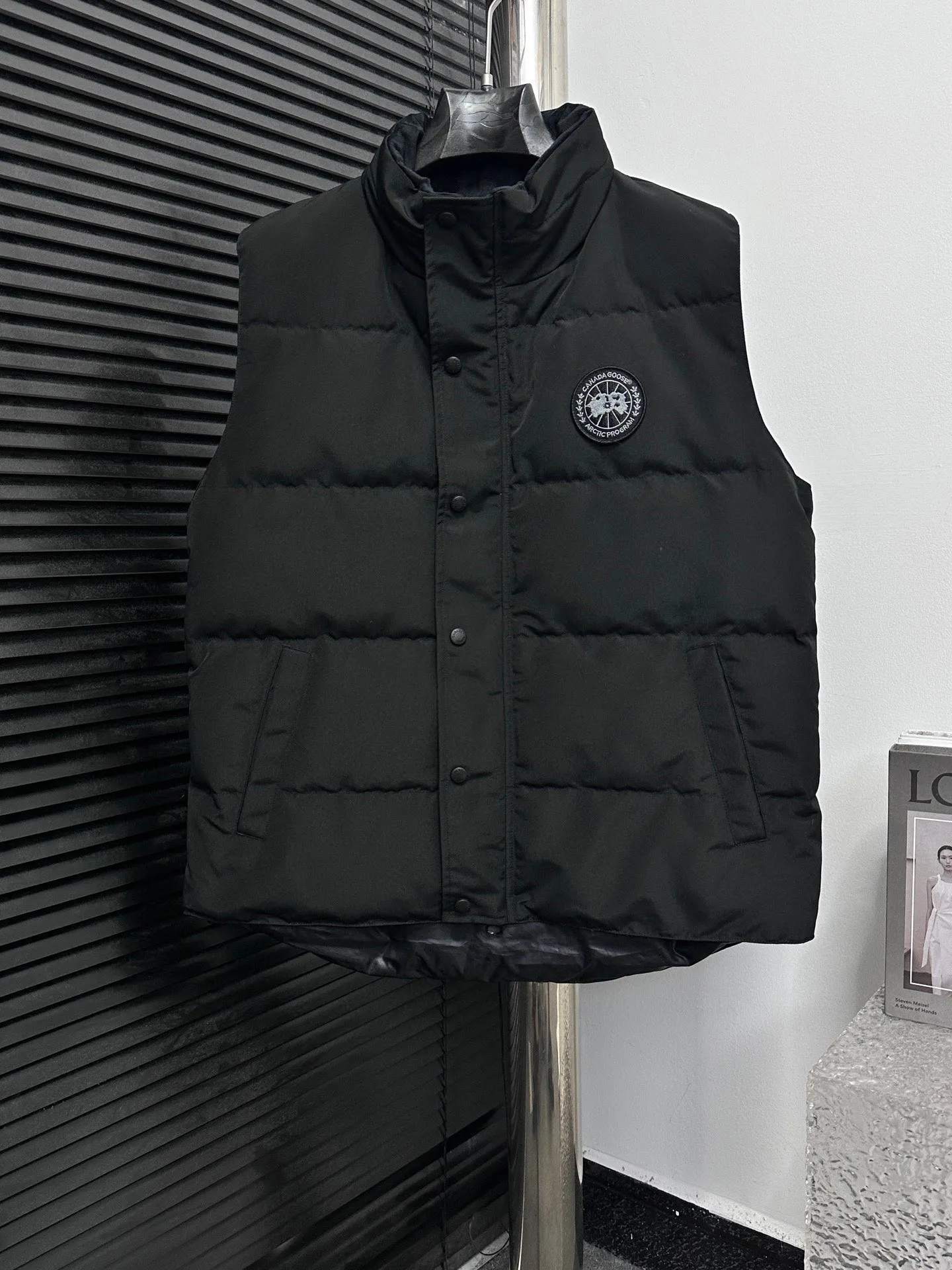 P360 [Canada Goose] Canada Goose black label #Freestyle Crew 4151mb men’s and women’s vest down ➖ Imported Behringer embroidery machine with customized 10,000-needle embroidery label! ➖ Imported 21-count polyester-cotton blended original fabric, using Feather-Light 10D waterproof coating fabric, made of 84.5% polyester fiber and 15.5% cotton, 100% the best feel in the entire network! ➖ The genuine official website uses the national standard 80 white duck down, and will never be misled by false claims such as 90 down or goose down! ➖ 100% nylon nylon lining with double double-layer sealing design to prevent velvet from running away. Top-grade polar fleece is used in the collar and pockets to keep warm and comfortable! ➖ Yoshida YKK provides original custom-made electroplated sliders. YKK two-way lockable zippers are tight and smooth and will not peel off paint! ➖ 3M composite original Velcro is durable, and all accessories and hardware are disassembled and customized! ⛔No slander, no exaggeration, no need for too much copywriting, because it is focused, it is professional!  SIZE: XS S M L XL XXL